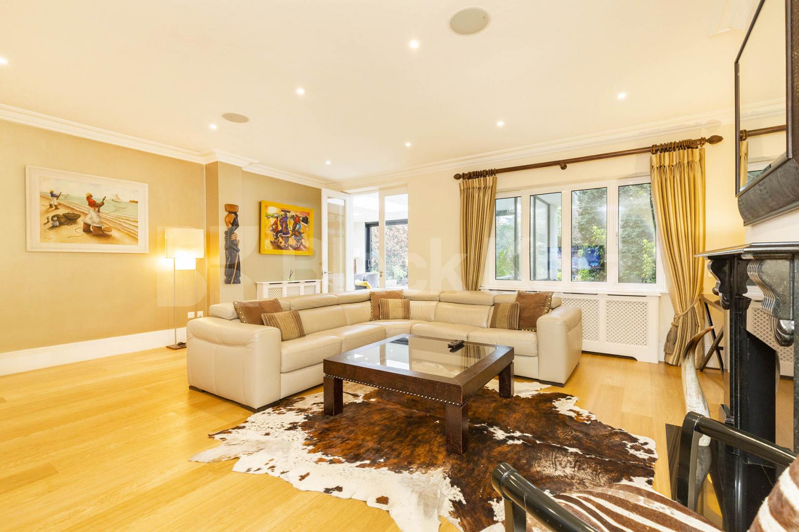 A beautifully presented 5 bedroom detached family home with luxury cinema room Barnet Gate Lane, Barnet